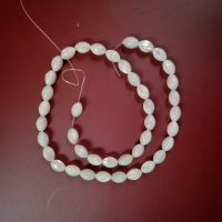 Намистини з перламутру натурального, оливка, 7х10 мм., білі, нитка 38 см.