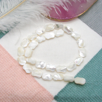 Намистини з перламутру натурального, форма - нескінченність, 10х15 мм, білі, нитка 38 см.