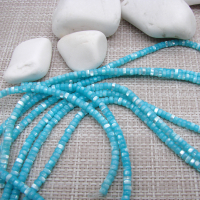 Бусины из перламутра натурального 2,5х4 мм., шайбы, бирюза, нить 40 см.